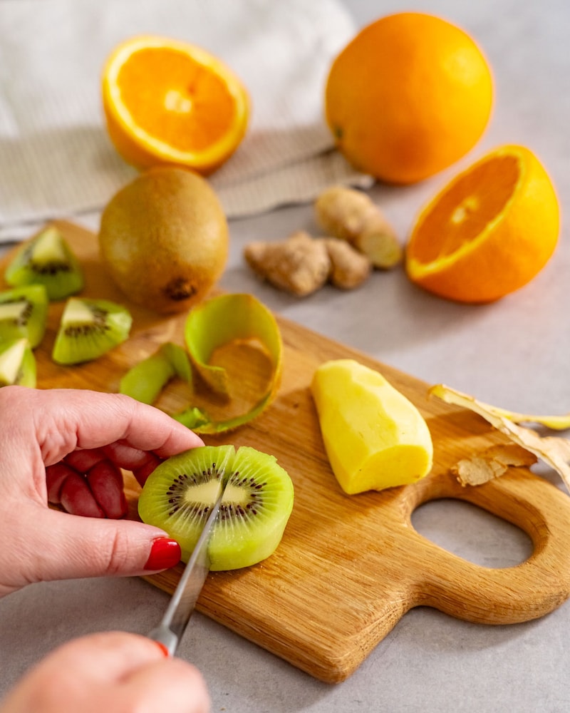 Dieses Bild zeigt wie die Kiwi geschnitten wird.