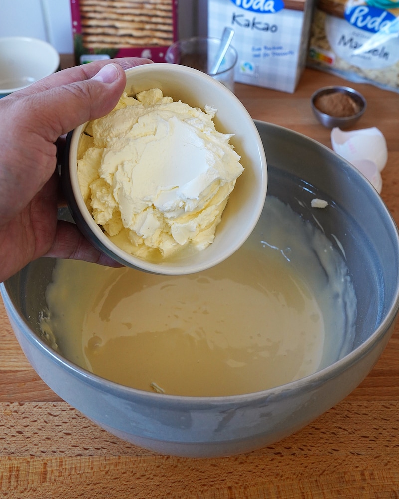 Dieses Bild zeigt wie die Creme hinzugegeben wird.