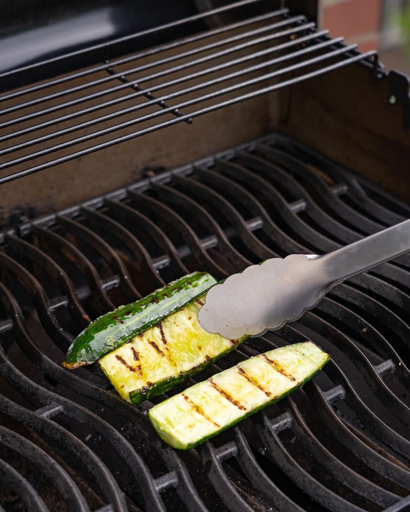 Dieses Bild zeigt, wie die Zucchini gegrillt wird.