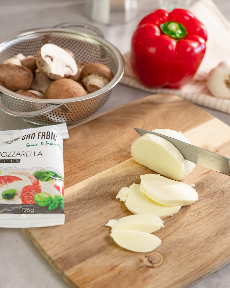 Dieses Bild zeigt wie der Mozzarella geschnitten wird.