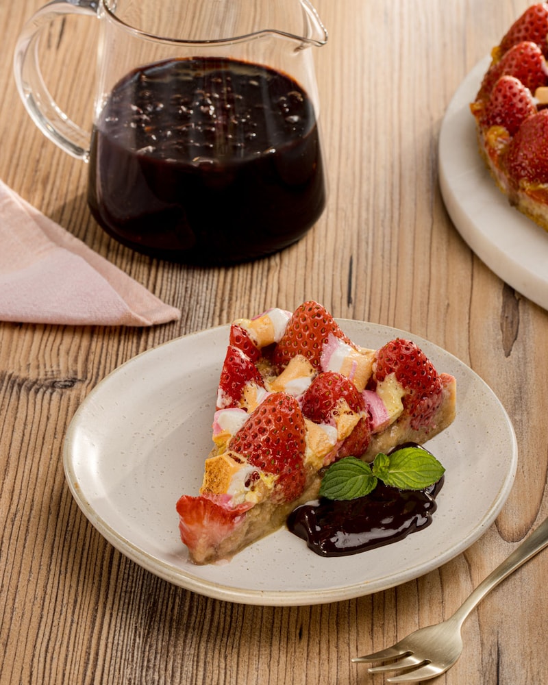Dieses Bild zeigt die fertige Schokoladensoße mit Kuchen.