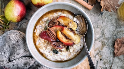 Porridge mit Apfel und Nüssen 