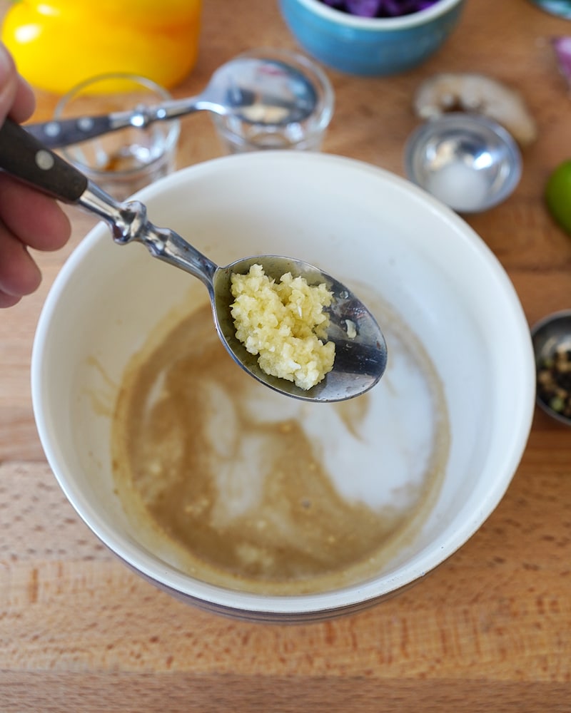 Dieses Bild zeigt den Knoblauch für unsere Pride Bowl mit Hähnchen.