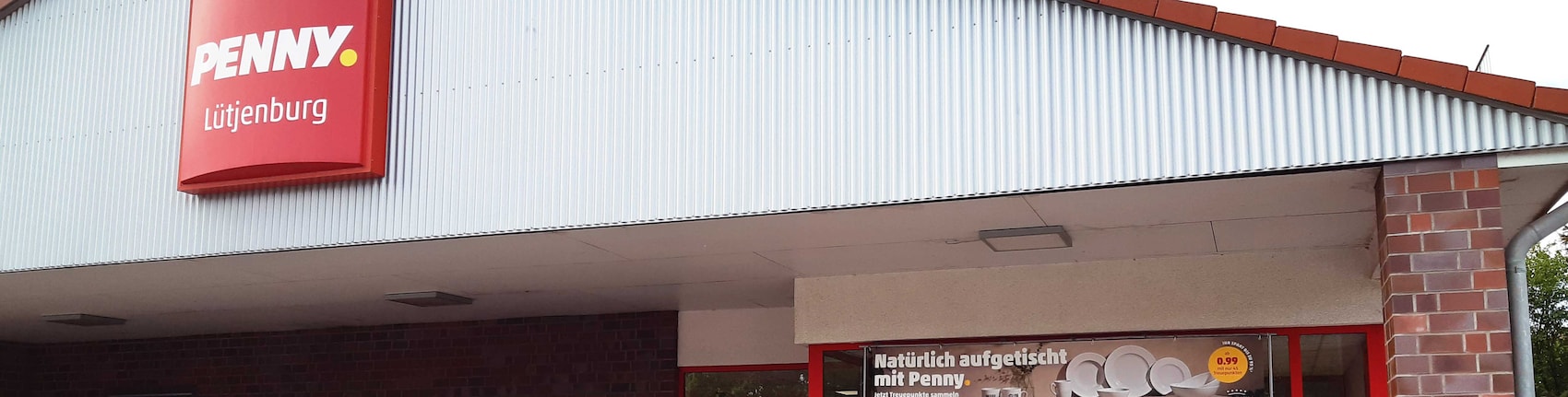 Sie sehen den Eingang vom Penny Markt in Luetjenburg Schoenberger Str. 3