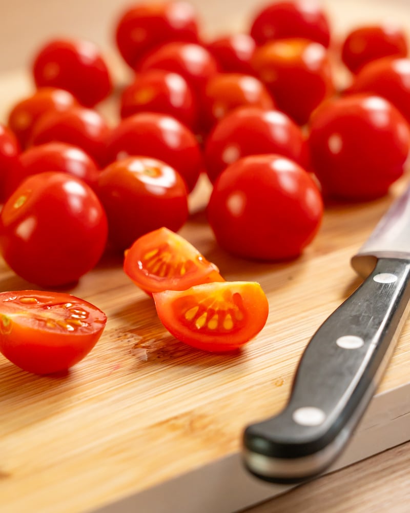 Dieses Bild zeigt wie die Tomaten geschnitten werden.