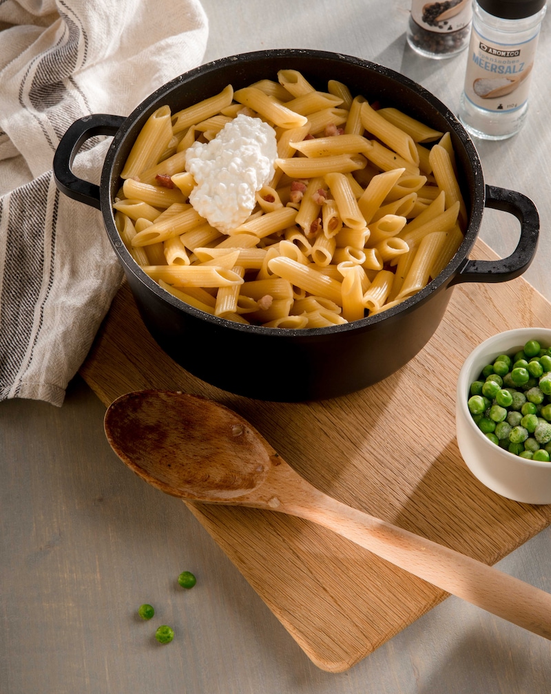 Dieses Bild zeigt Pasta in einem Topf.