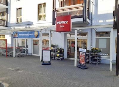 Sie sehen den Eingang vom Penny Markt in Burg Bahnhofstr. 15C