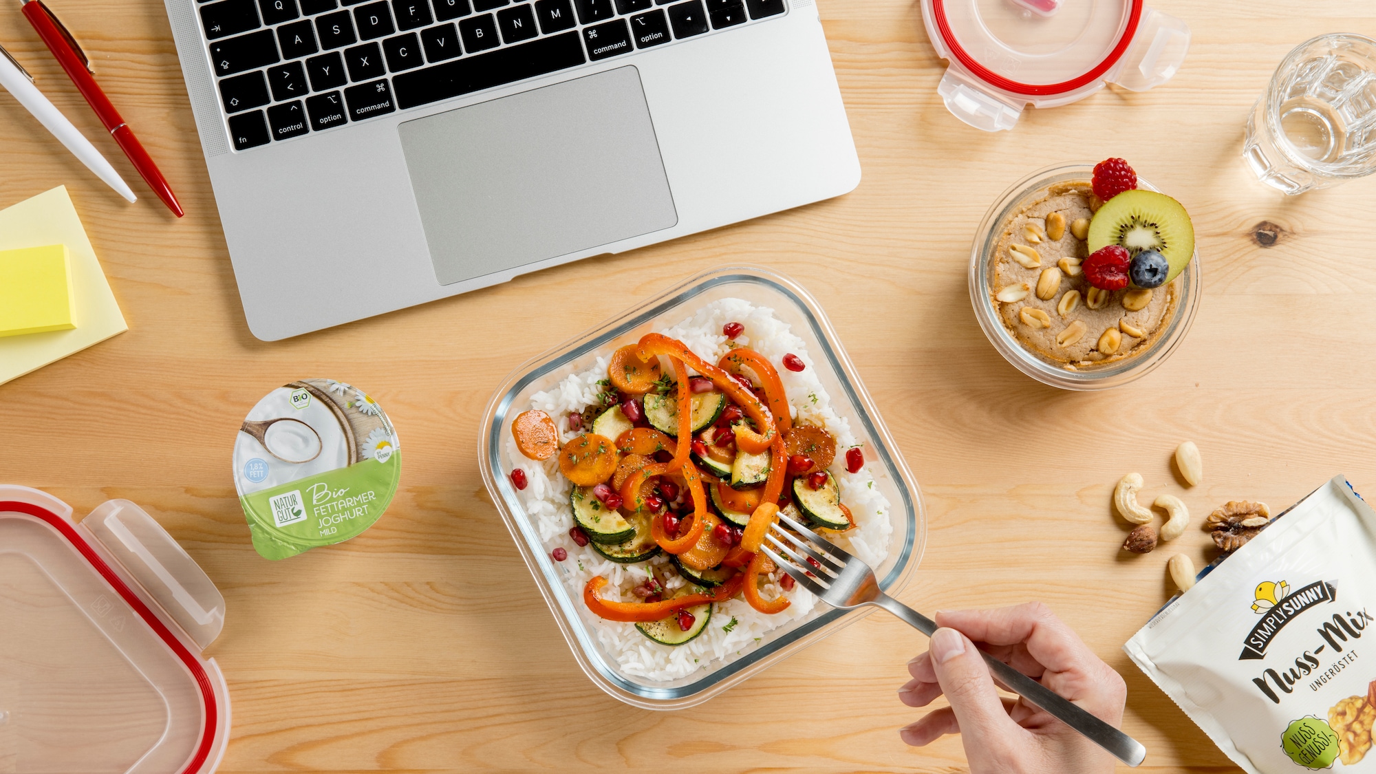 Essen in Glasdose vor einem Laptop