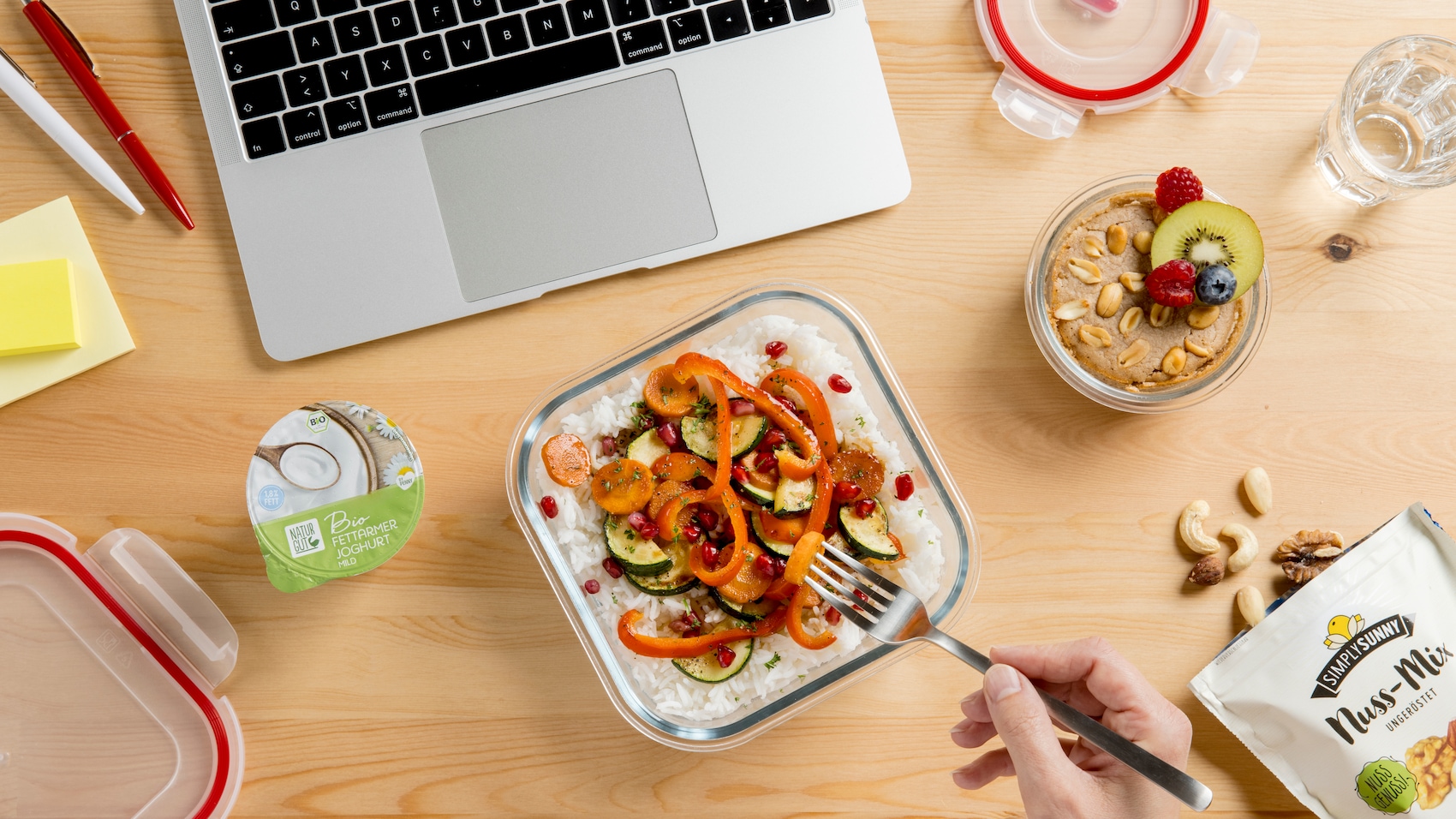 Essen in Glasdose vor einem Laptop