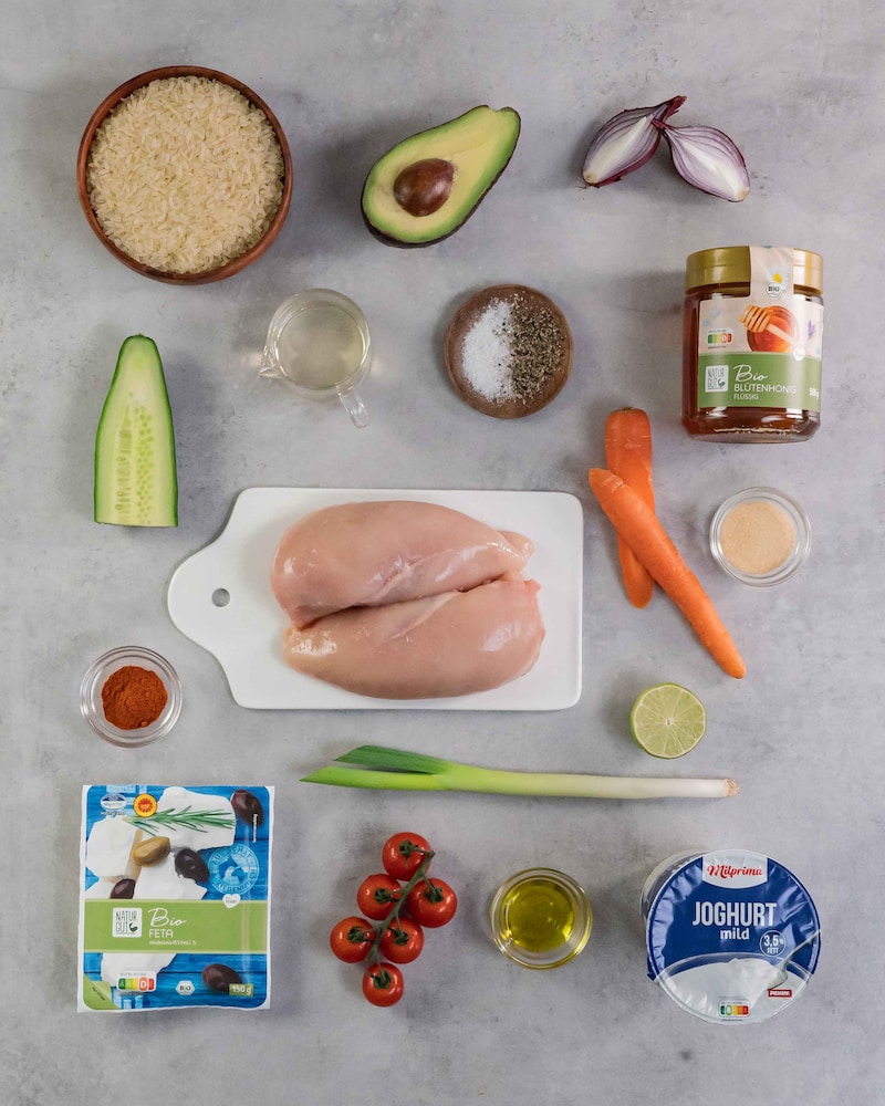 Dieses Bild zeigt die Zutaten für die Bunte Reisbowl mit Hähnchen.