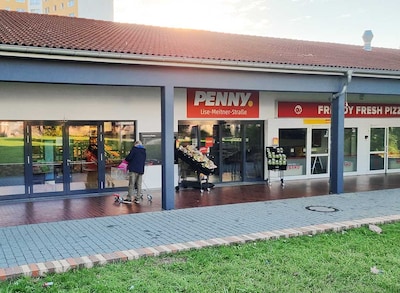 Sie sehen den Eingang vom Penny Markt in Halle (Saale) Lise-Meitner-Str. 19A