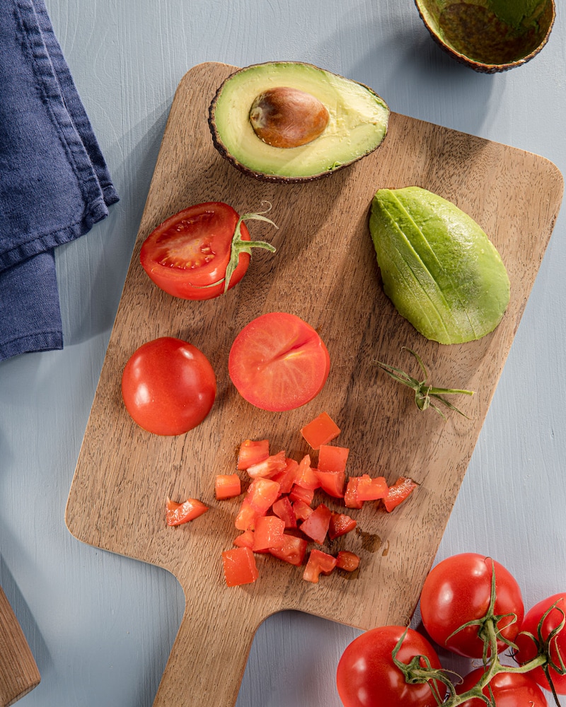 Dieses Bild zeigt die geschnittenen Avocado und Tomaten.