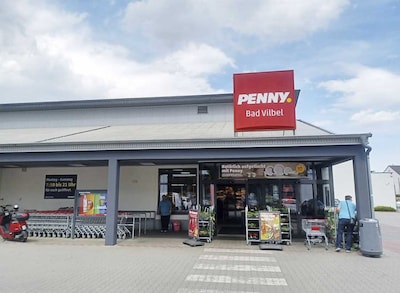 Sie sehen den Eingang vom Penny Markt in Bad Vilbel, Friedberger Str. 77
