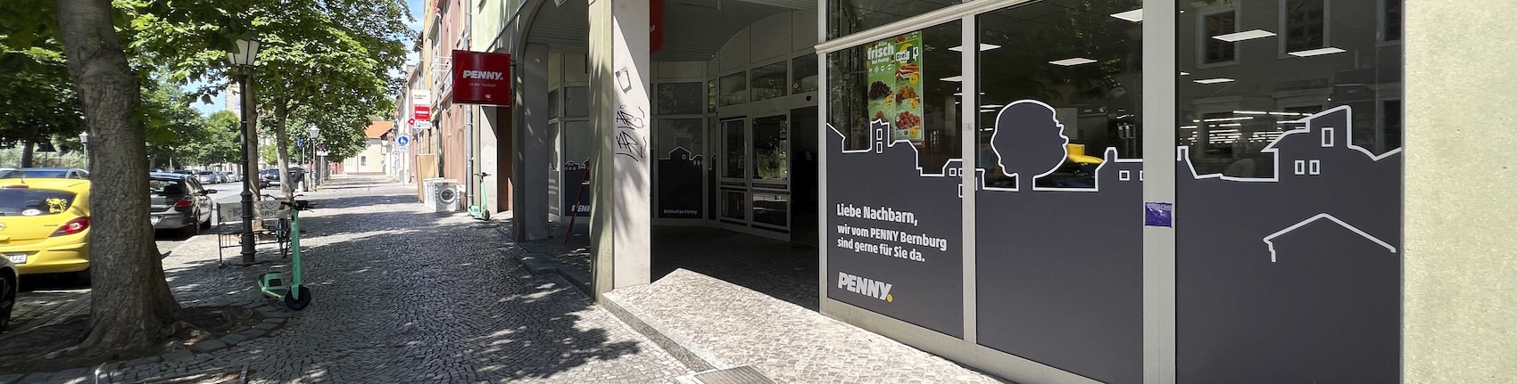 Sie sehen den Eingang vom Penny Markt in Bernburg, Breite Strasse 97