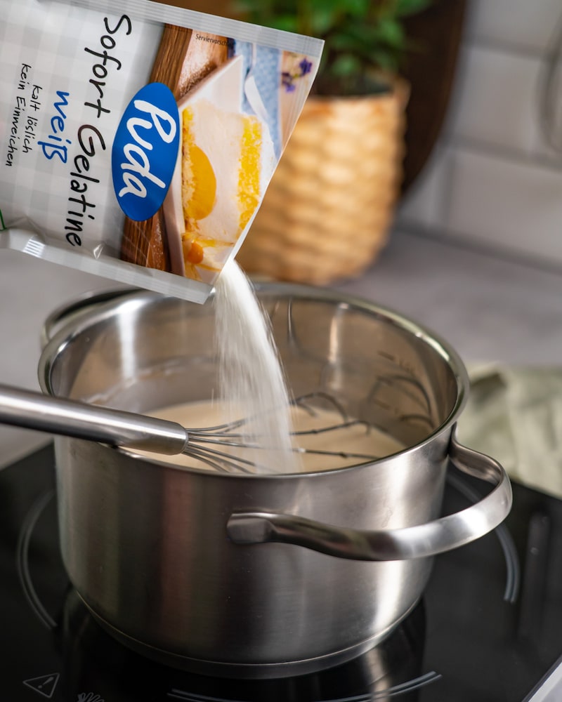 Dieses Bild zeigt wie Gelatine in den Topf gegeben wird.