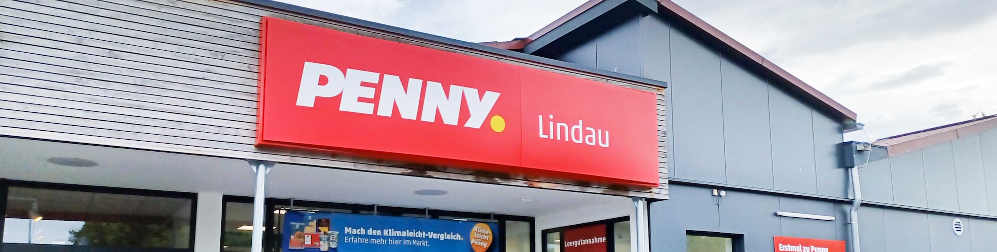 Sie sehen den Eingang vom Penny Markt in Lindau Lagerhausstr. 7-9