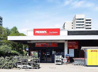 sie sehen den Eingang vom Penny Markt in Puchheim Adenauer Str. 7