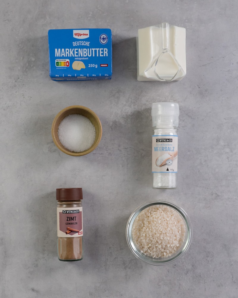 Dieses Bild zeigt die Zutaten für den Milchreis.