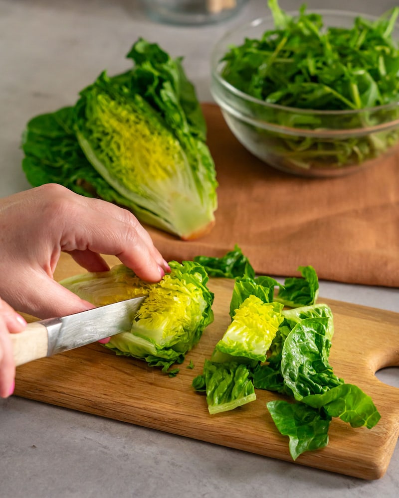 Dieses Bild zeigt wie der Salat geschnitten wird.