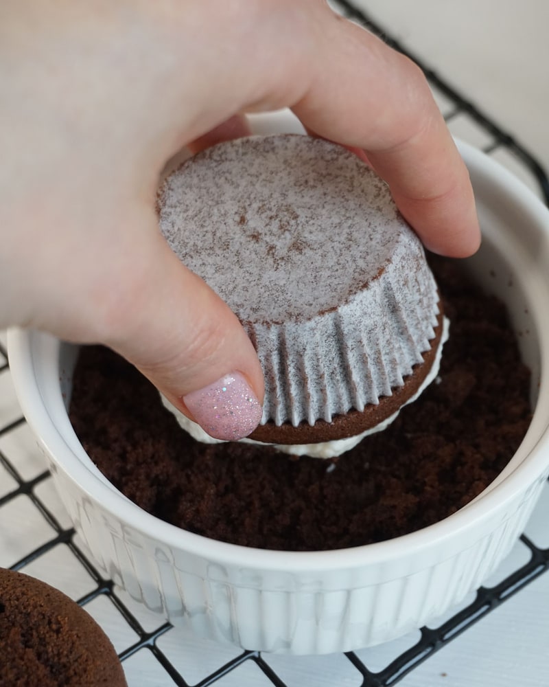 Dieses Bild zeigt wie die Muffins in die Krümel getunkt werden.