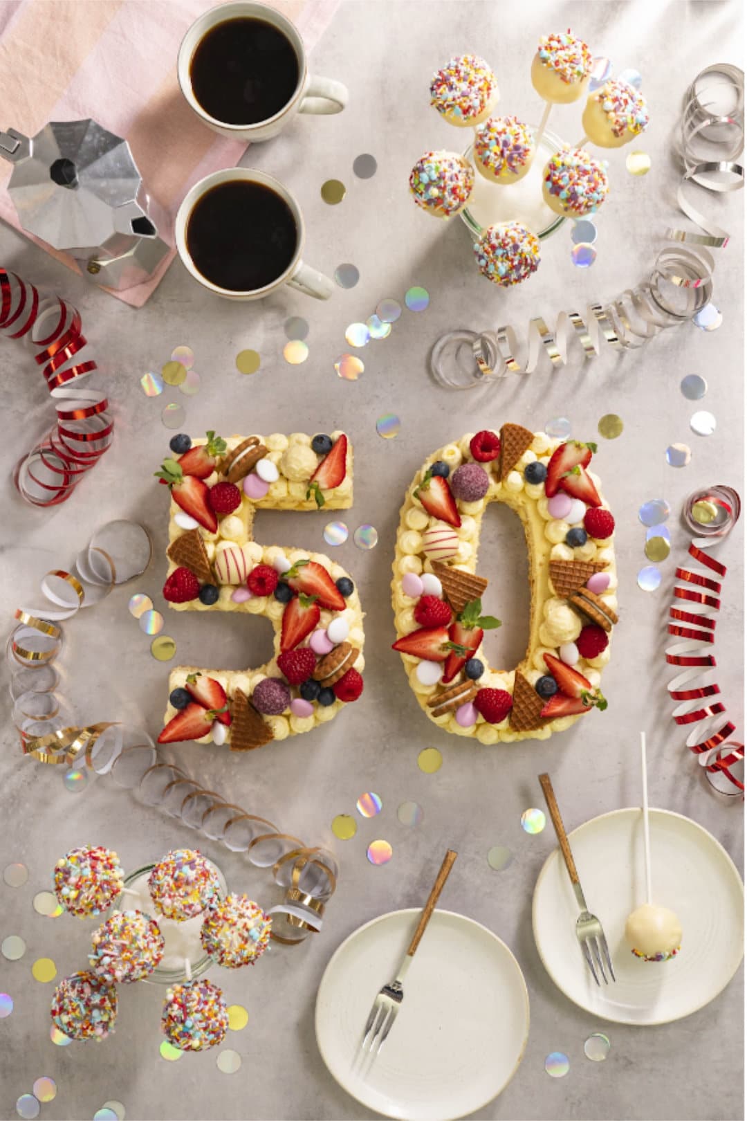 Zahlentorte in Form von einer 50 mit Cake Pops
