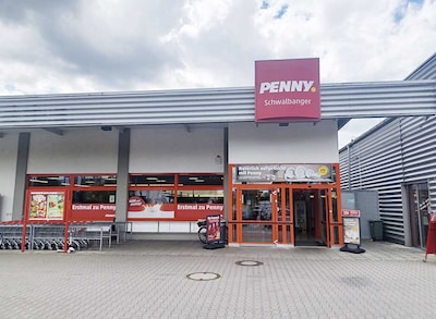 Sie sehen den Eingang vom Penny Markt in Neuburg Laengenmuehlweg 55