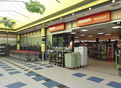 Sie sehen den Eingang vom Penny Markt in Leipzig/Loessnig, Zwickauer Str. 125