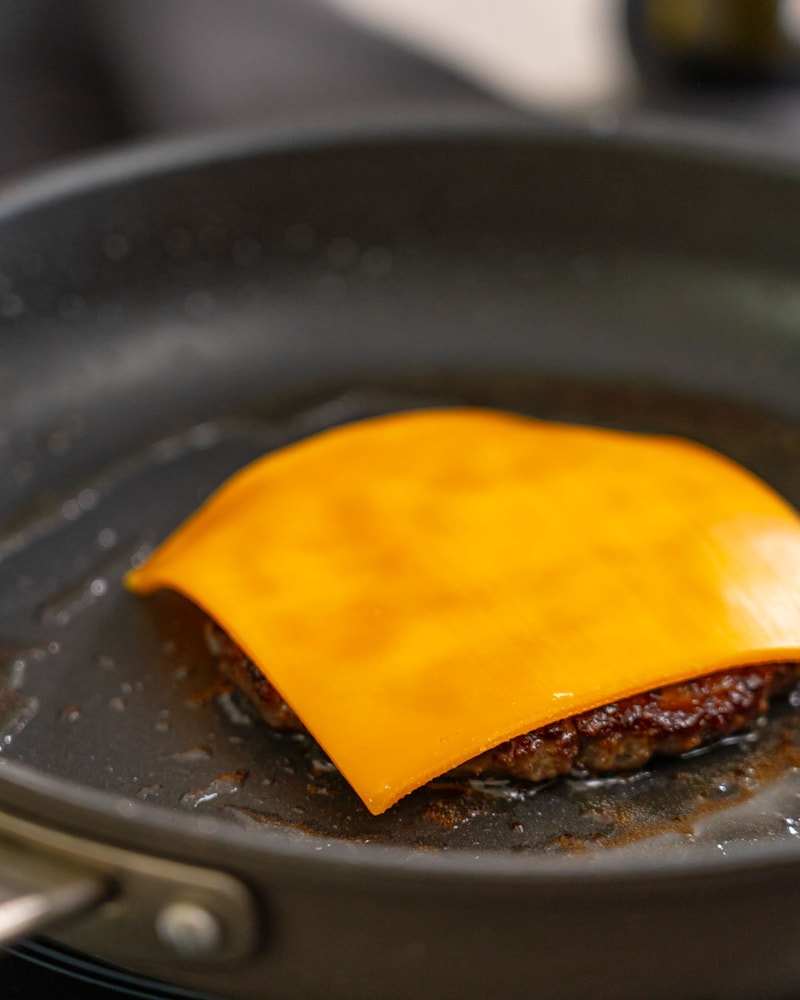Dieses Bild zeigt den Käse auf dem Patty in der Pfanne.