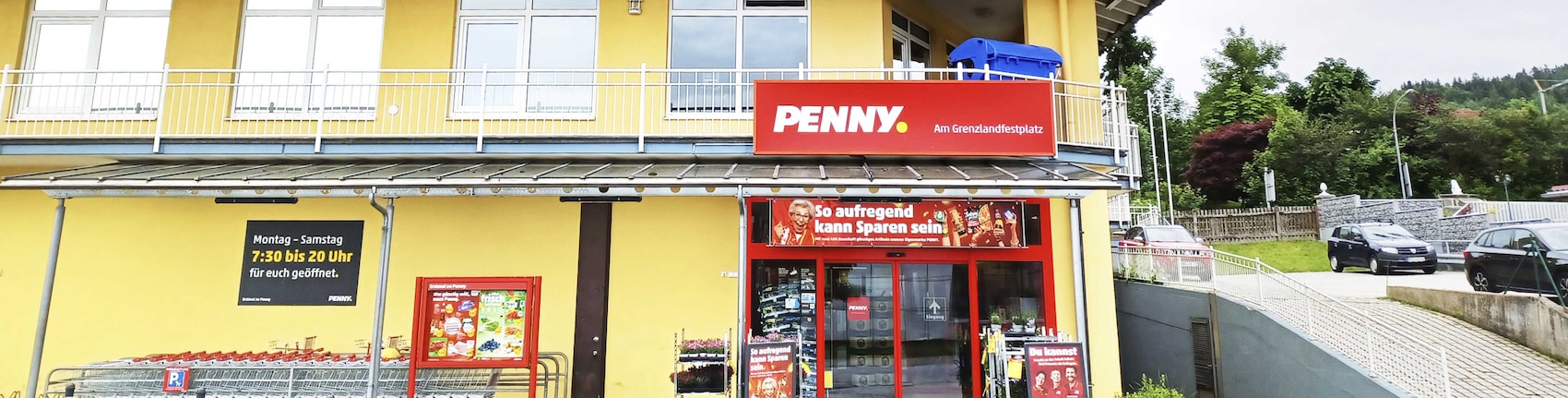 Sie sehen den Eingang vom Penny Markt in Zwiesel, Baumsteftenlenzstr. 7