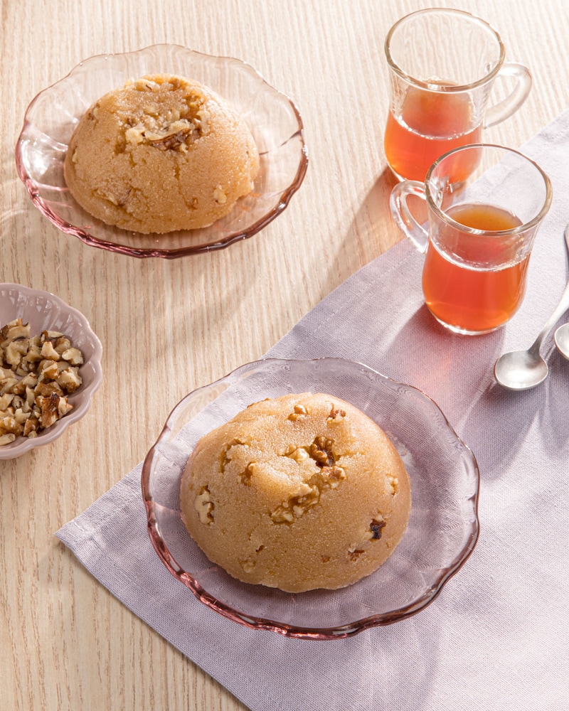Dieses Bild zeigt das fertige Irmik Helvası – das türkisches Grieß-Dessert.