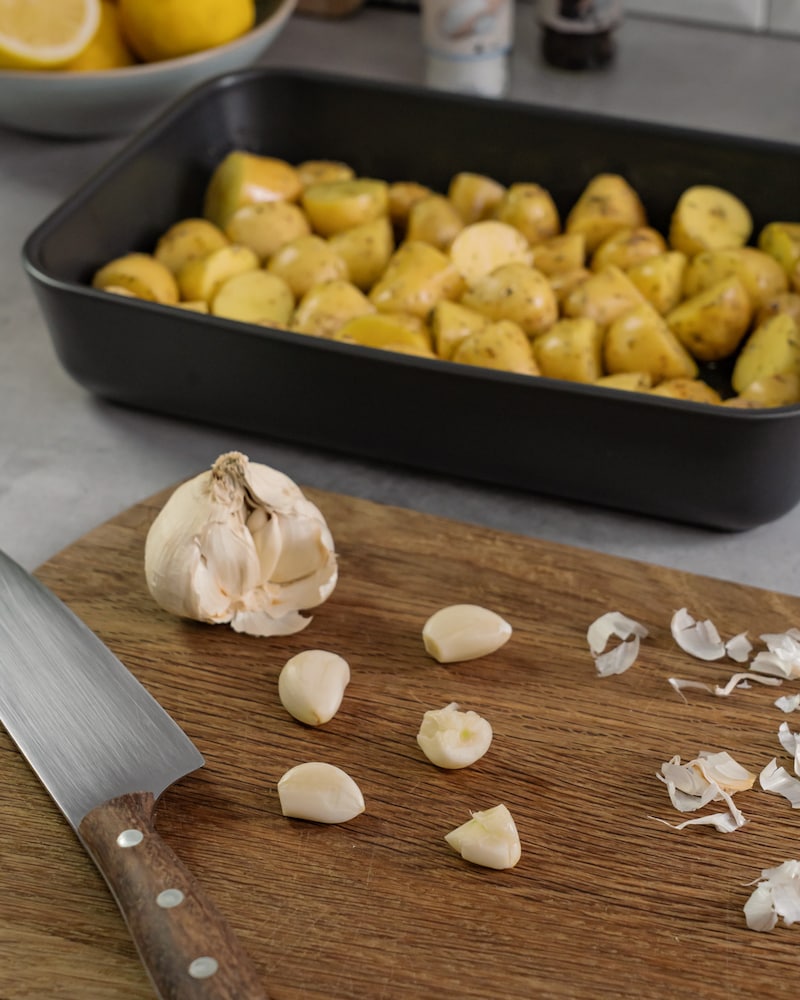 Dieses Bild zeigt wie der Knoblauch geschält wird.