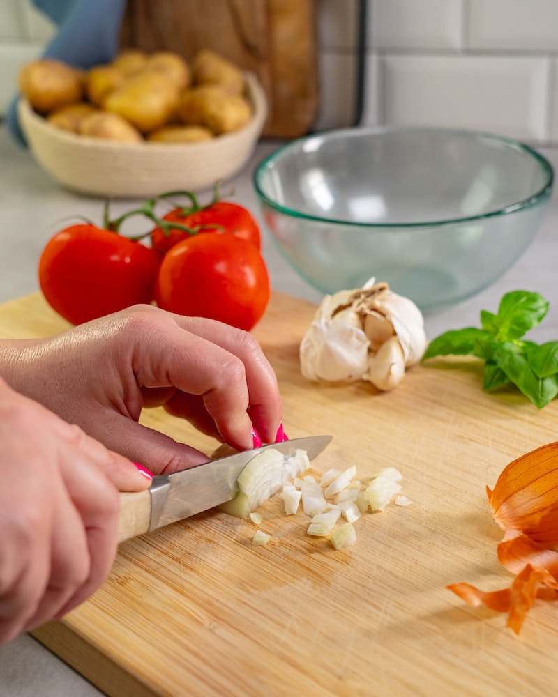 Dieses Bild zeigt wie der Knoblauch geschnitten wird.