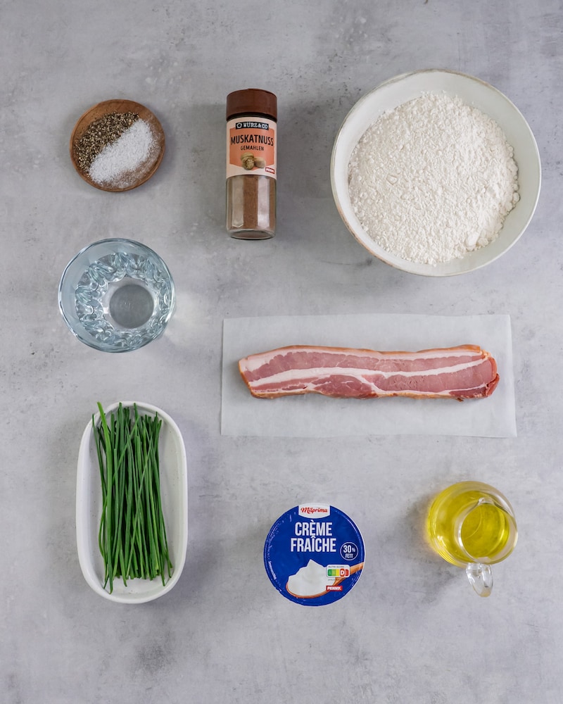 Das Bild zeigt alle zutaten für unseren Flammkuchen.