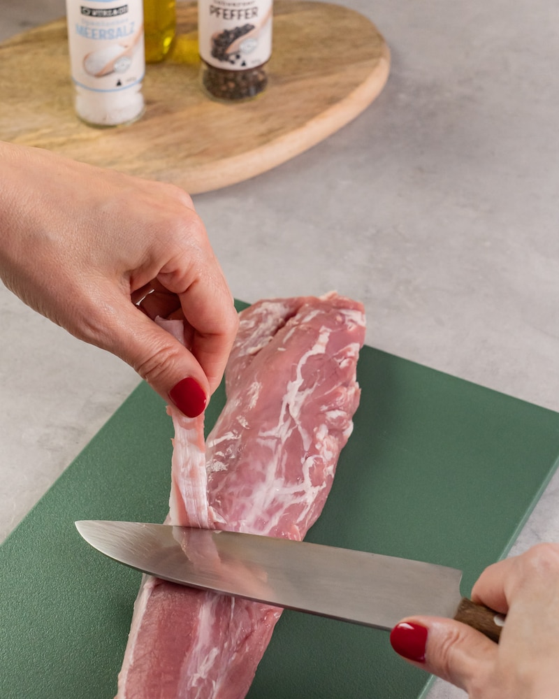 Dieses Bild zeigt wie das Filet pariert wird.