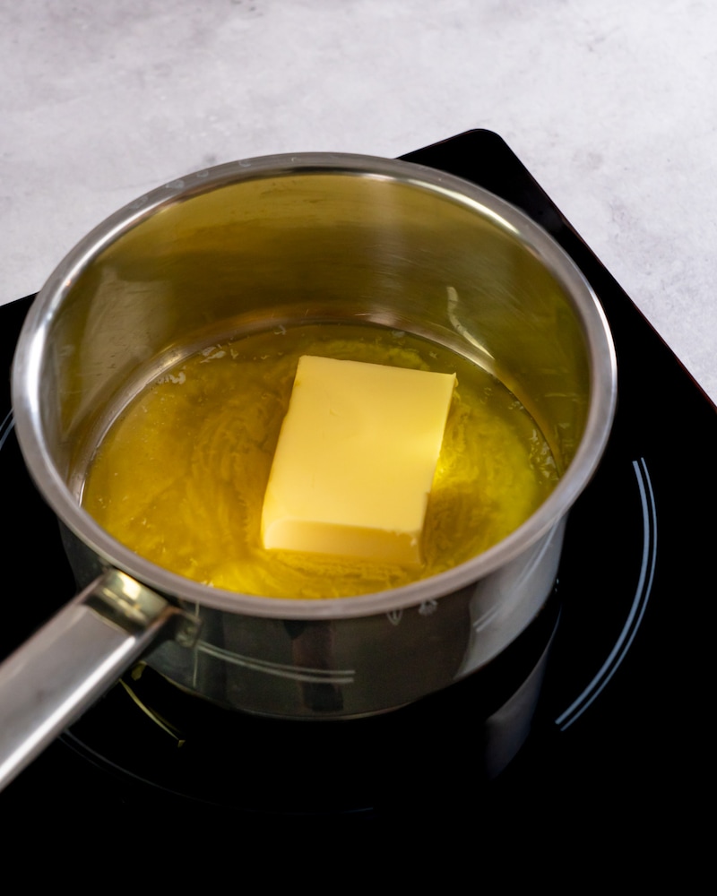 Dieses Bild zeigt wie die Butter geschmolzen wird.