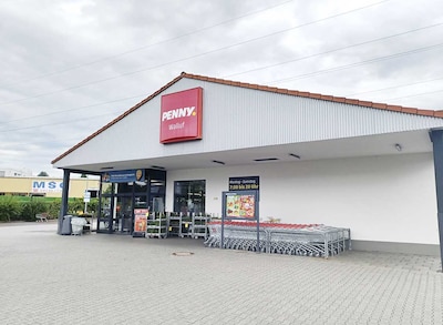 Sie sehen den Eingang vom Penny Markt in Walluf, Am Klingenweg 5
