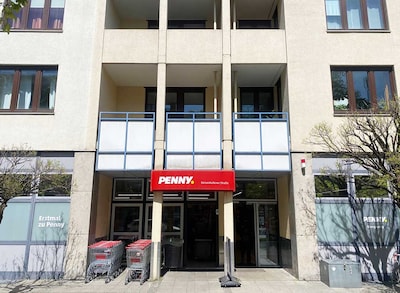 Sie sehen den Eingang vom Penny Markt in Muenchen/Obergiesing, Deisenhofener Str. 21-23