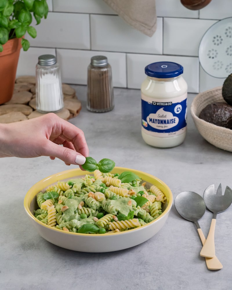 Dieses Bild zeigt den fertigen Nudelsalat mit Avocado.