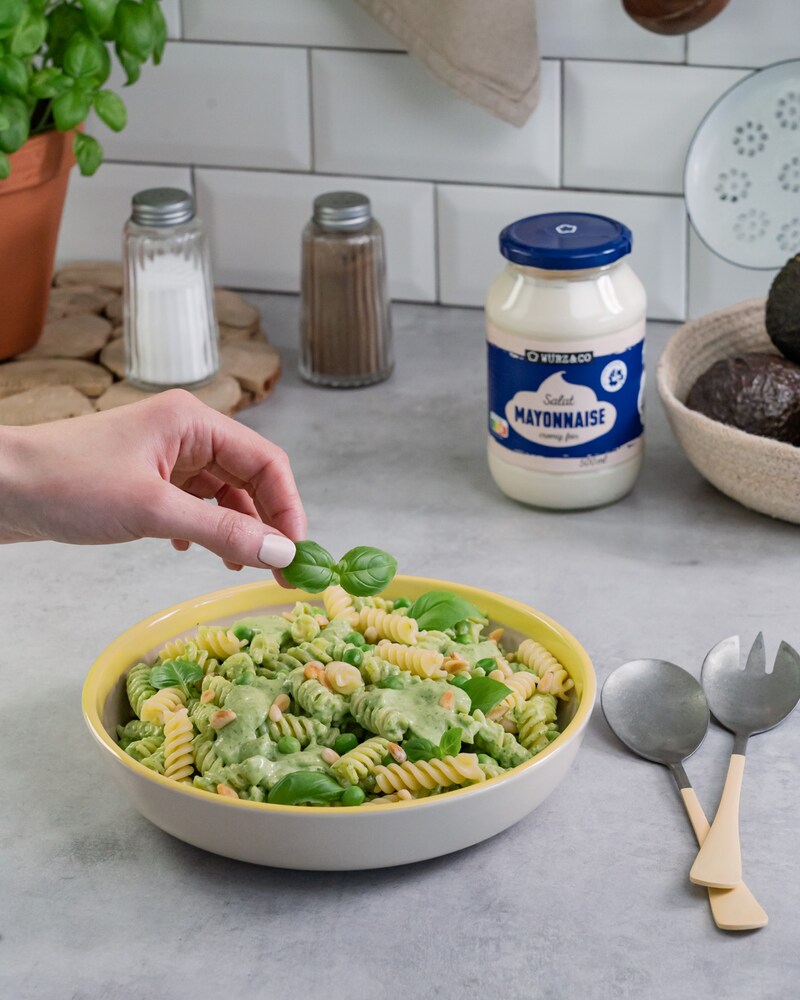 Dieses Bild zeigt den fertigen Nudelsalat mit Avocado.