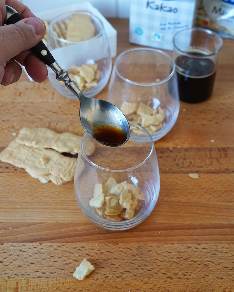 Dieses Bild zeigt wie der Kaffee hinzugegeben wird.