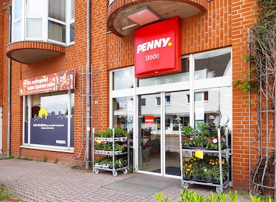 Sie sehen den Eingang vom Penny Markt in Stockelsdorf Ahrensboeker Str. 38