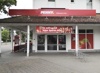 Sie sehen den Eingang vom Penny Markt in Dessau, Hauptstrasse 150