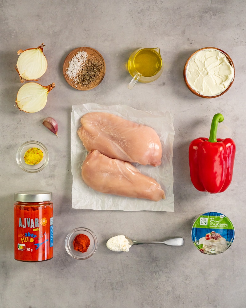 Dieses Bild zeigt die Zutaten für das Paprika-Sahne-Haehnchen.