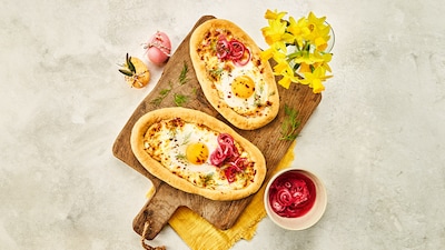 Khachapuri mit eingelegten Zwiebeln 