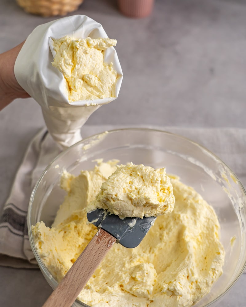 Dieses Bild zeigt wie Creme in Spritzbeutel gegeben wird.