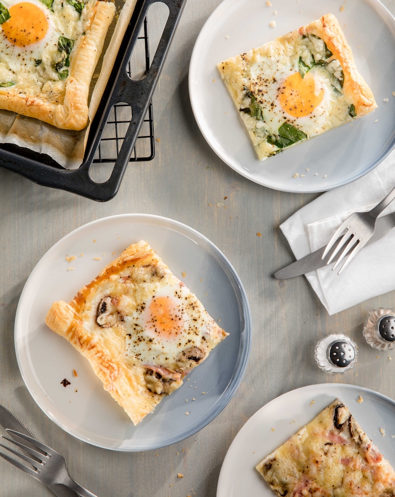 Auf diesem Bild siehst du unsere Frühstückspizza mit Eiern.