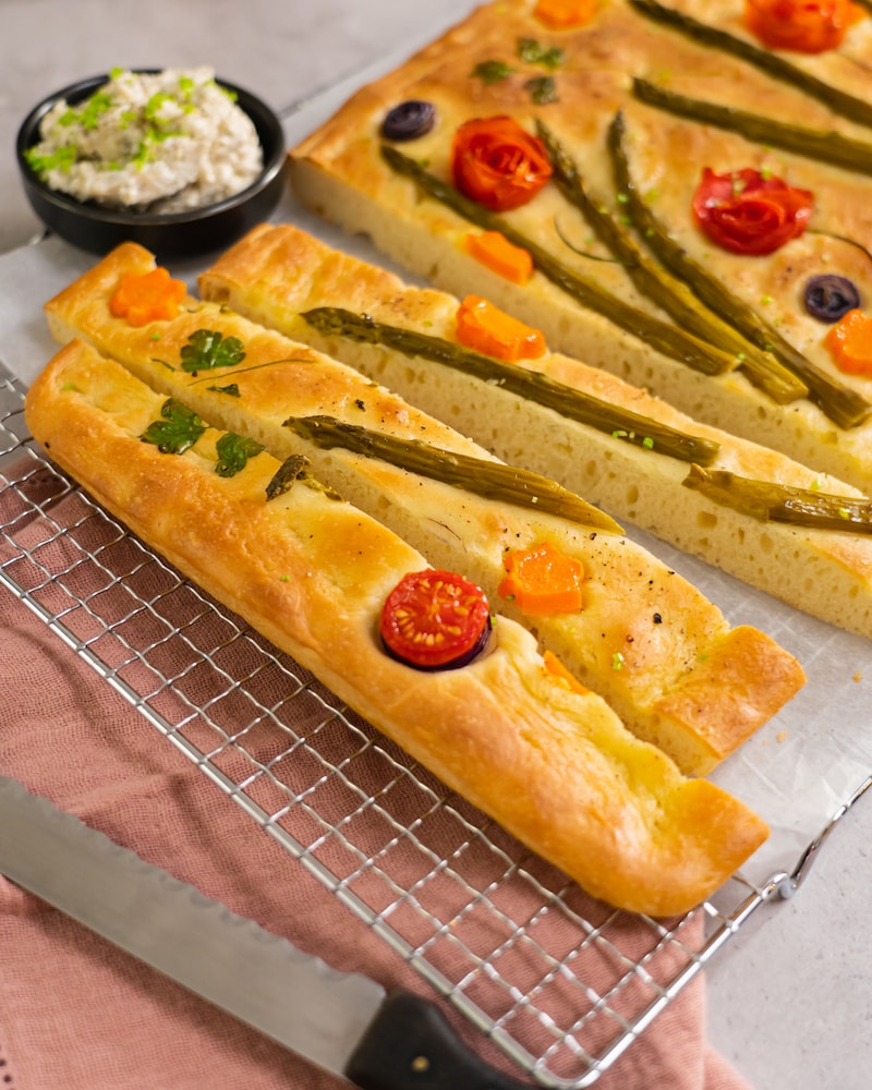 Blumenwiese-Focaccia mit Hirtencreme