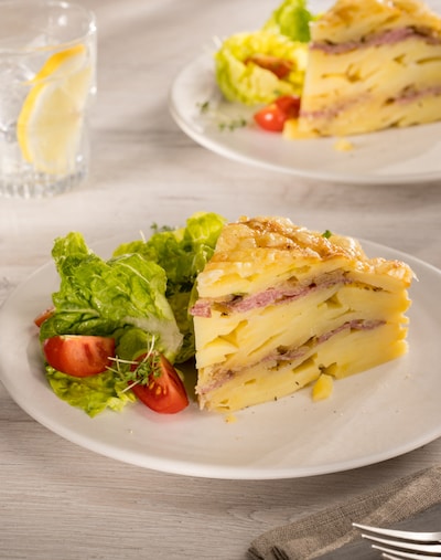 Dieses Bild zeigt unseren herzhaften Kartoffelkuchen mit Salami.