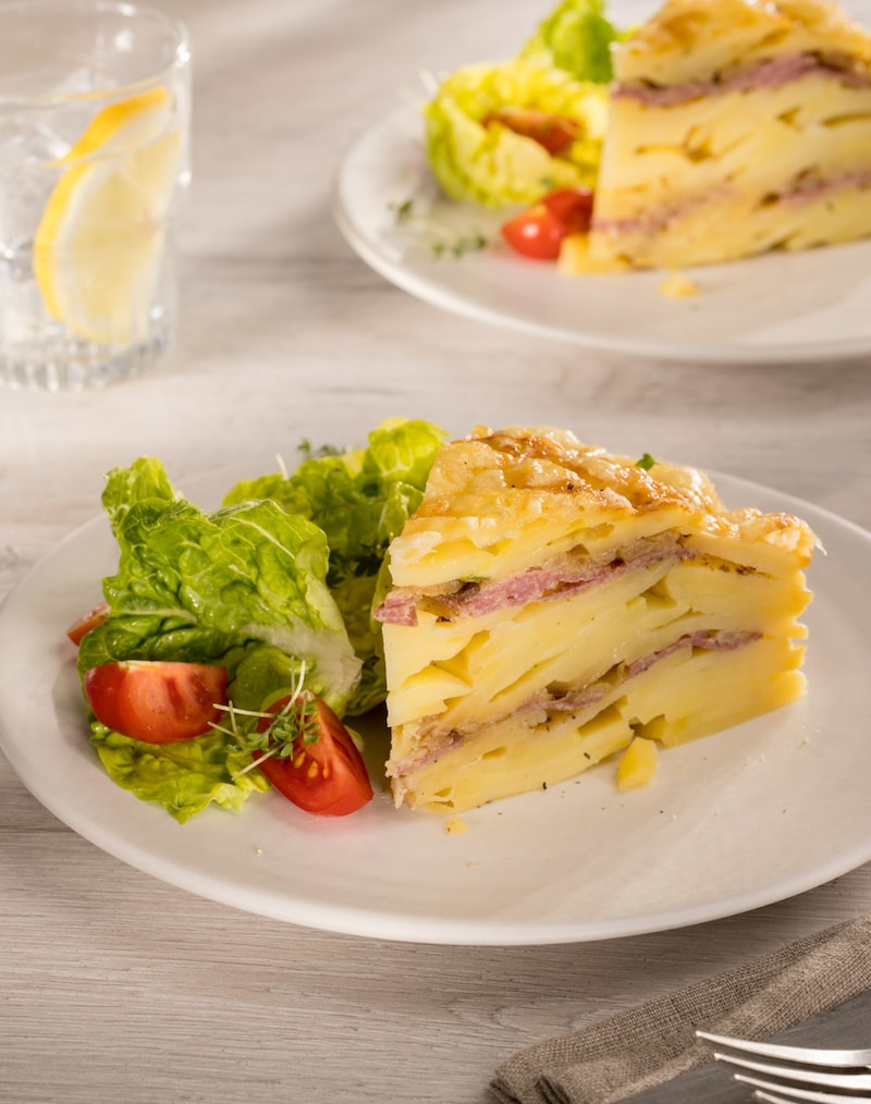 Dieses Bild zeigt unseren herzhaften Kartoffelkuchen mit Salami.