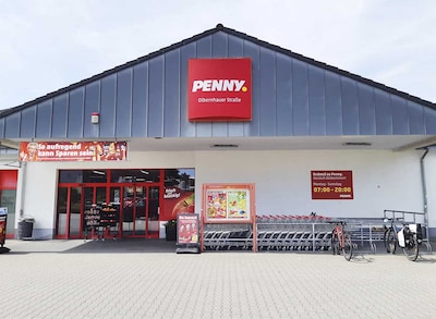 Sie sehen den Eingang vom Penny Markt in Freiberg Olbernhauer Str. 70